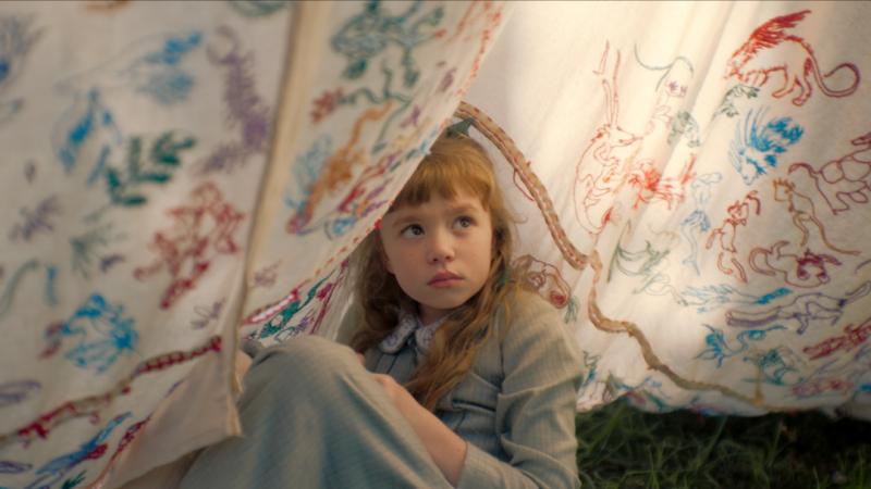 Joven Clara del Valle en La Casa de los Espíritus. Créditos: Amazon MGM Studios