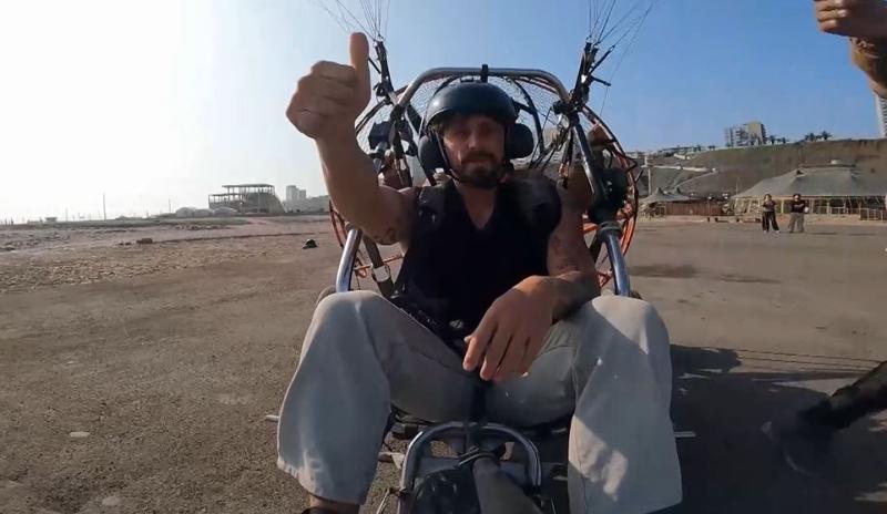 Joche disfrutando de un viaje en paramotor.