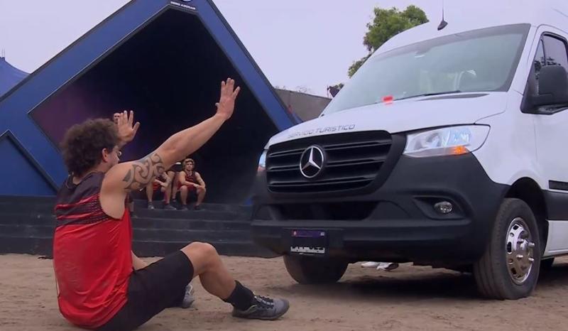 Joche intentó que el vehículo no avanzara.