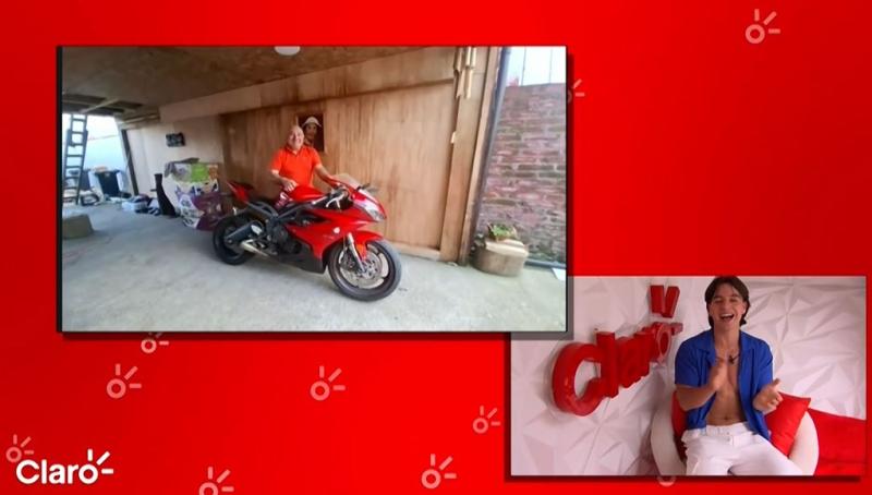 El abuelo de Alan le mostró su moto.