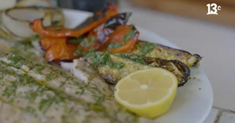 Matías Arteaga prepara palometa a la parrilla en El Ingrediente Pacífico