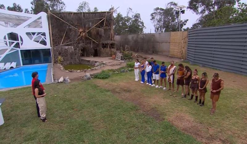 Los participantes de "Mundos Opuestos" reunidos para conocer el mensaje de Atenea.