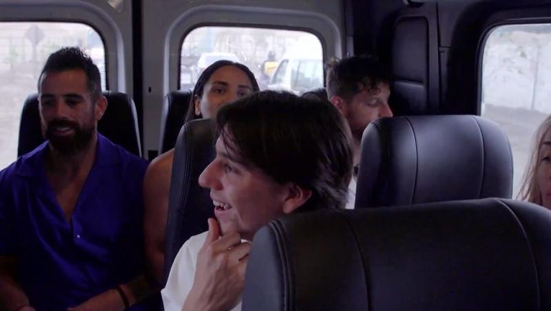 Una van trasladó a los participantes de Espartanos hacia la costa.