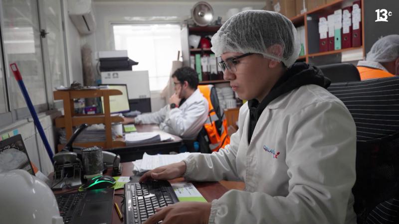 Sebastián Tobar es uno de los estudiantes del programa de formación dual en Impacto Local. Créditos: 13C