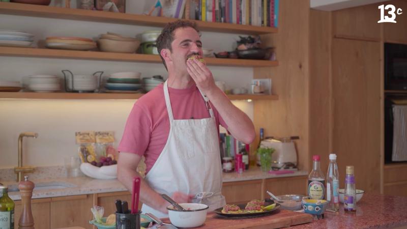 Matías Arteaga prueba el ártaro de atún bonito. Créditos: 13C