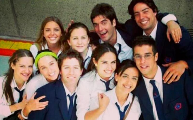 Isabel Ruiz junto al elenco de 17