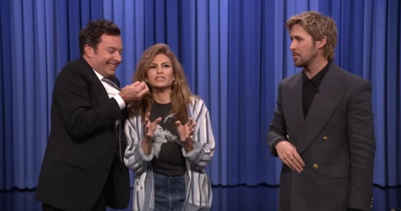 Gosling para Mendes frente a todo el público en The Tonight Show Jimmy Fallon