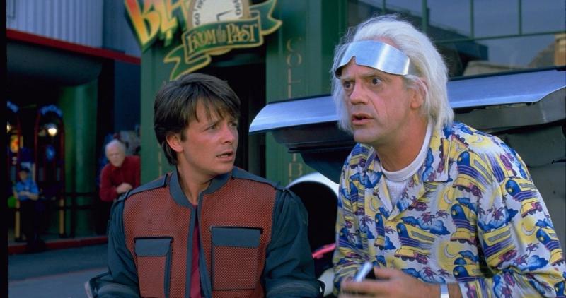 Michael J. Fox y Christopher Lloyd en "Volver al futuro" - Universal