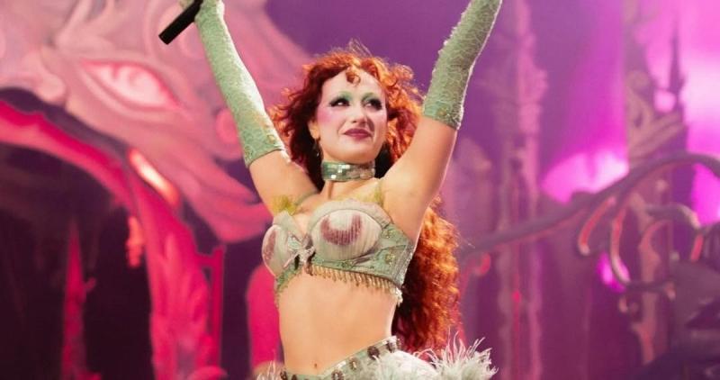 Chappell Roan sufre acoso en París por la Semana de la Moda, previa al Lollapalooza Chile 2026