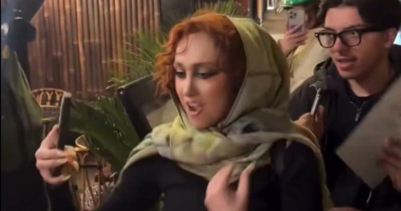 Captura del video donde Chappell Roan graba a "fans"