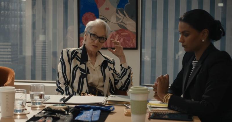 Miranda Priestly y la actriz, Simone Ashley en El diablo viste a la moda 2