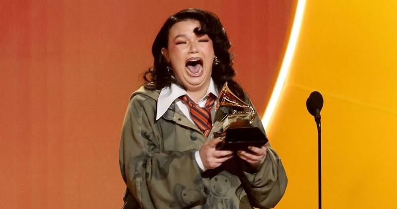 Lola Young al ganar el Grammy a Mejor Interpretación Pop Solista.