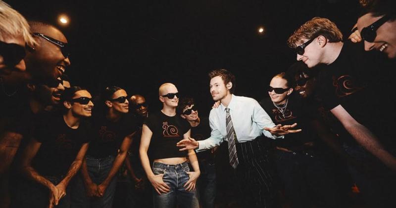 Harry Styles detrás de escena con su equipo