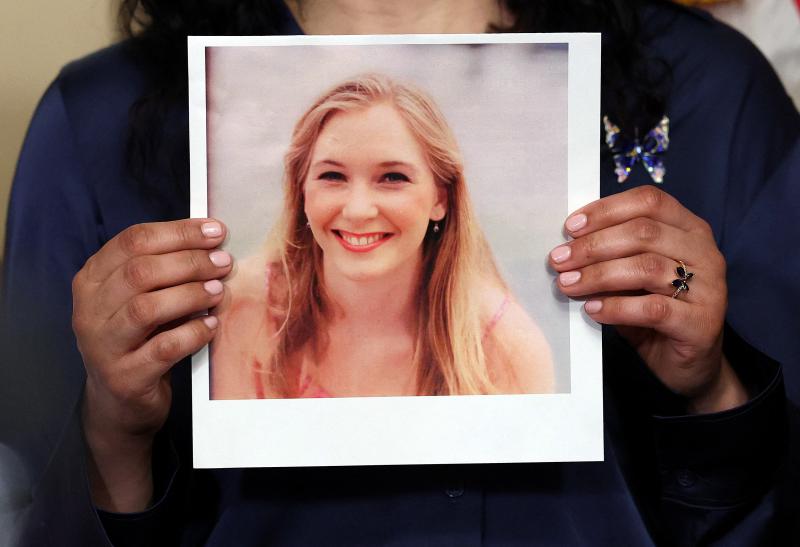 Senadores de Estados Unidos presentan la de "Ley de Virginia", en honor a Virginia Giuffre, para eliminar plazo de prescripción que ha protegido a traficantes y negado a sobrevivientes el derecho de compadecer ante tribunales, por caso Jeffrey Epstein | AFP