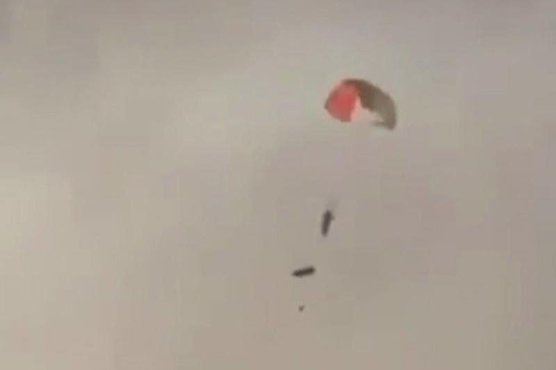 Momento en que cae uno de los seis pilotos estadounidenses que fueron derribados por fuerzas de Kuwait/AFP