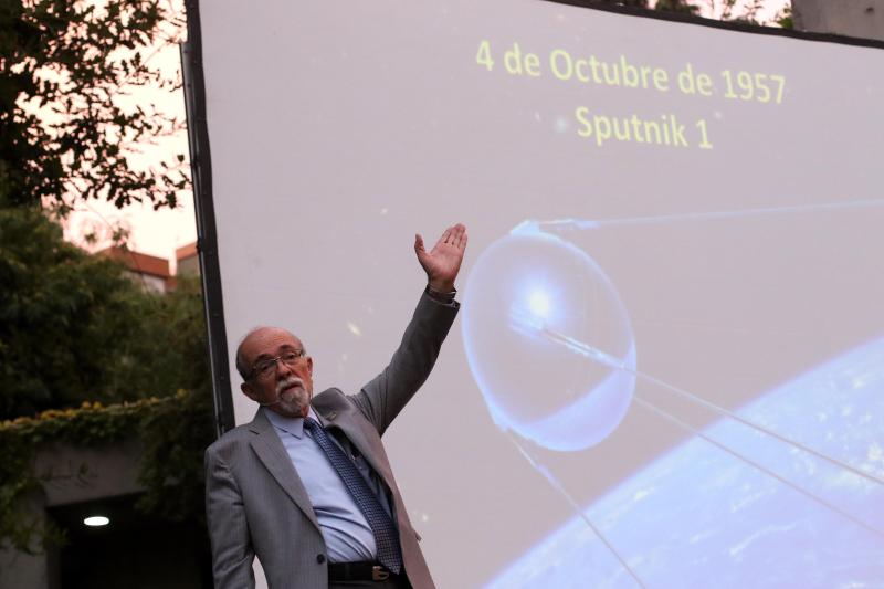 El Premio Nacional de Ciencias Exactas, José Maza realiza una charla astronómica al aire libre. Créditos: Agencia UNO.