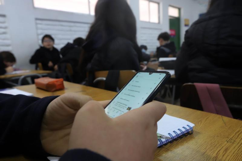 Nueva ley prohíbe el uso de celulares en la sala de clases. Créditos: Agencia Uno.