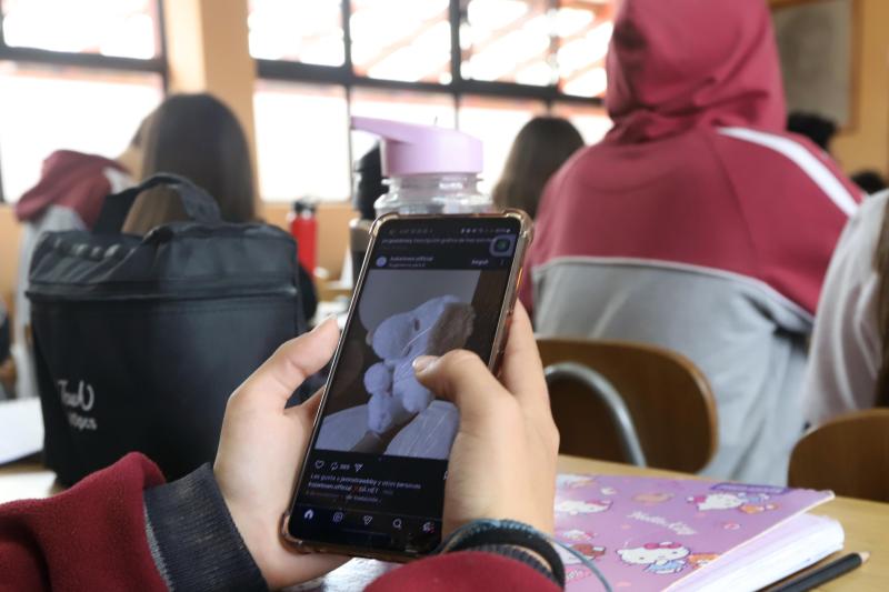 Prohíben el uso del celular en el colegio - Agencia Uno