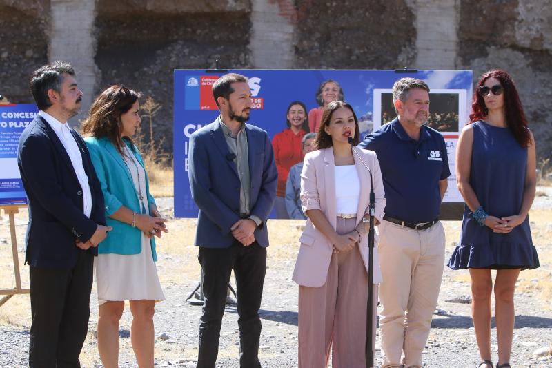 La ministra de las Culturas, las Artes y el Patrimonio, Carolina Arredondo, el ministro de Bienes Nacionales, Francisco Figueroa y el gobernador de Santiago, Claudio Orrego, participan de la entrega de concesión de corto plazo del terreno para la construcción e implementación de la Cineteca Nacional de Chile. Créditos: Agencia UNO.