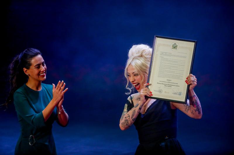 Alcaldesa Macarena Ripamonti entrega reconocimiento a Mon Laferte en Viña del Mar. Créditos: Agencia UNO.
