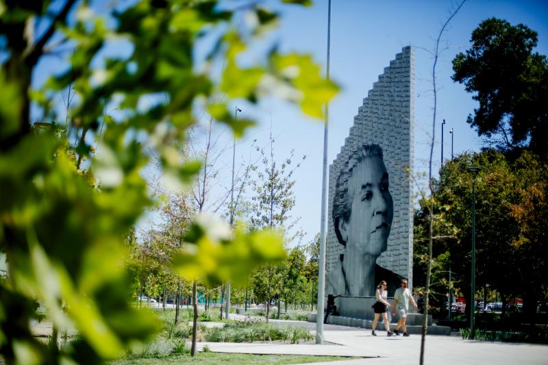 Monumento de Gabriela Mistral en Plaza Baquedano. Créditos: Agencia Uno.
