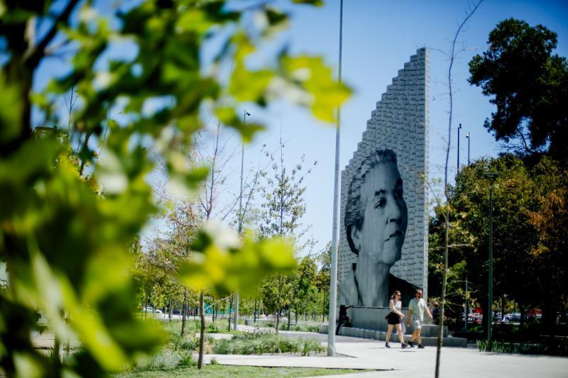 Monumento de Gabriela Mistral en Plaza Baquedano. Créditos: Agencia Uno.