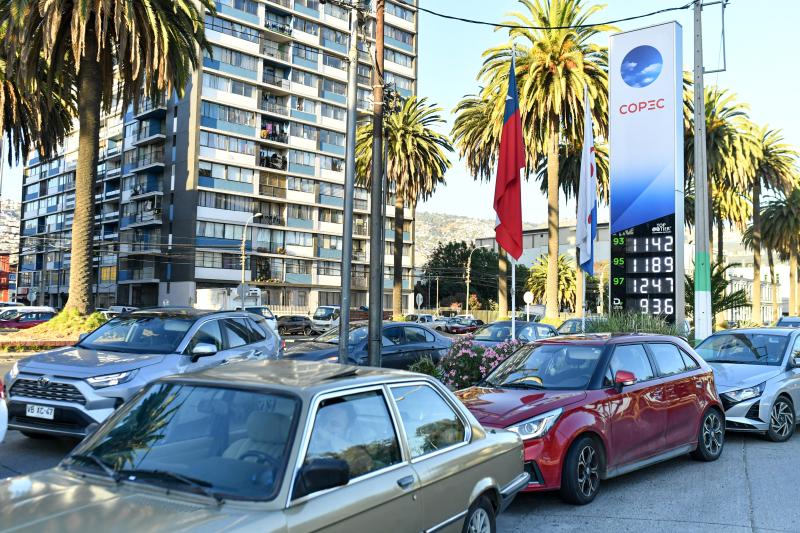 Alza histórica de combustibles: largas filas - Aton.