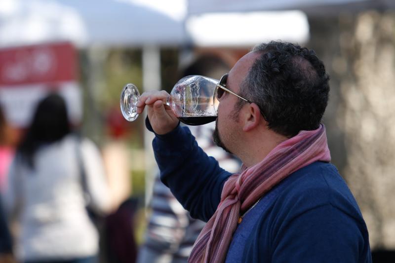 Hombre bebe una copa de vino. Créditos: Agencia UNO.