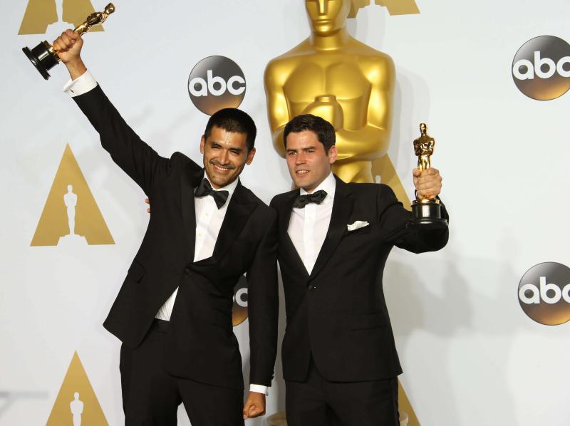 De izquierda a derecha, Gabriel Osorio y Pato Escala posan con el premio Oscar por Mejor Corto Animado ,la pelicula Historia de un Oso, en la sala de los trofeos durante la 88 versión de los premios de la Academia en en el Teatro Dolby. Créditos: Agencia Uno.