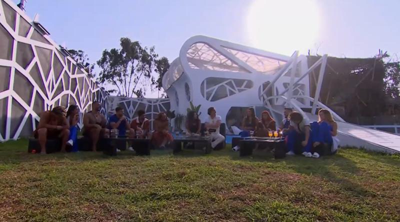 Polémica actividad en Mundos Opuestos