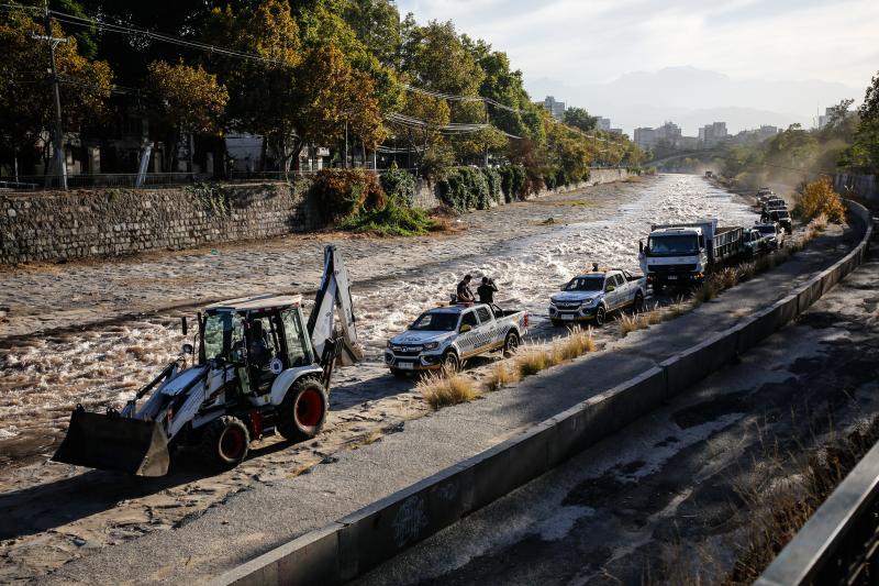 Tenso operativo en Río Mapocho | Aton