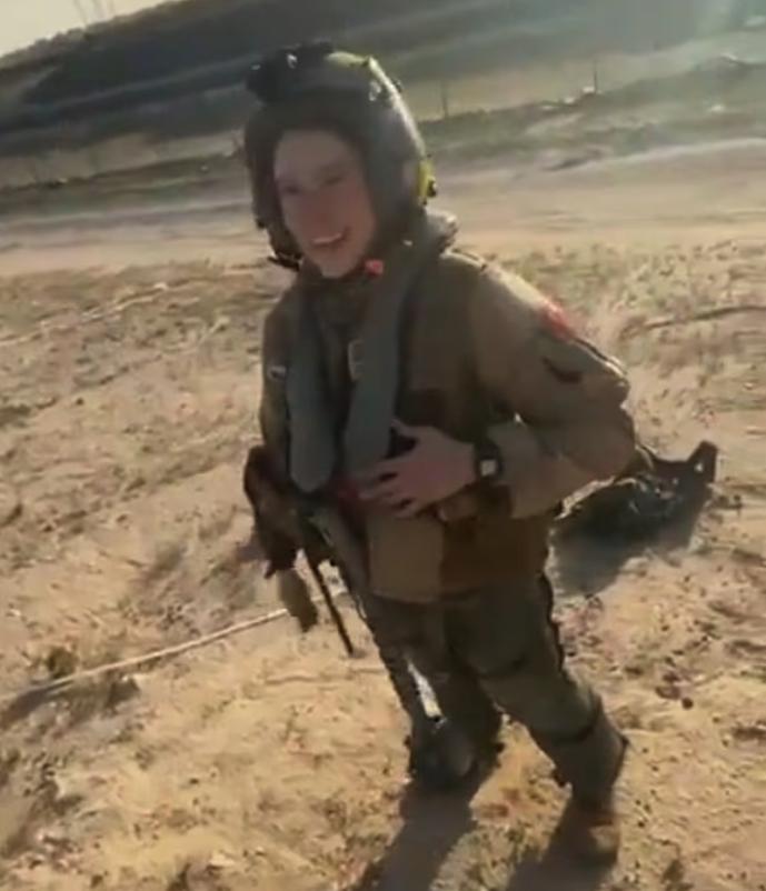 Diferente fue el caso de esta piloto, quien también fue derribada. Acá los civiles la atendieron de inmediato/X