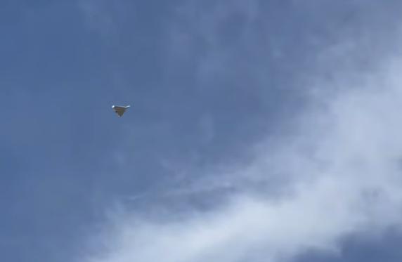 Un dron Shahed-136 iraní cruza por una playa de Dubái colmada de turistas/Instagram