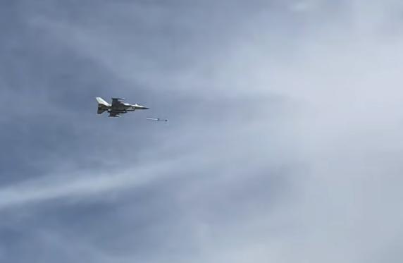 El momento en que el F-16E "Desert Falcon" de la Fuerza Aérea de Emiratos Árabes Unidos dispara un misil aire-aire/Instagram