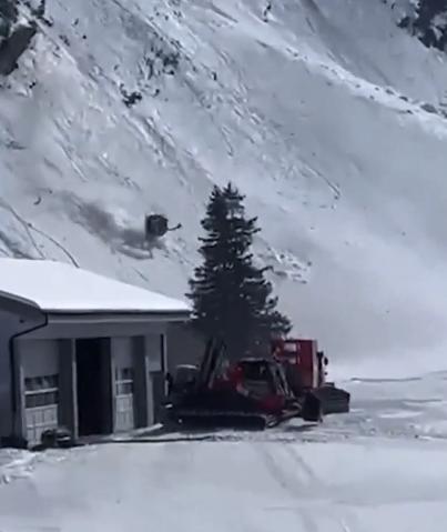Una persona grabó el momento en que la cabina cae por la ladera de la montaña/X