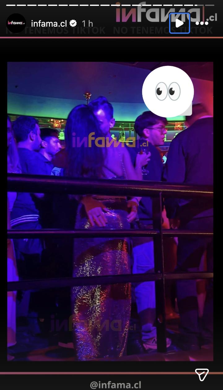 Jorge Valdivia es fotografiado en un centro de eventos.