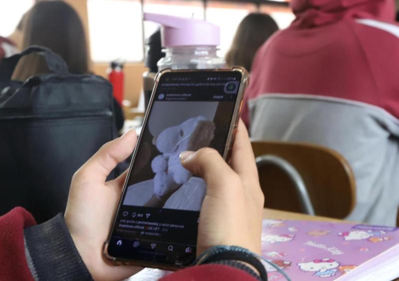 La prohibición de celulares también se extiende a profesores