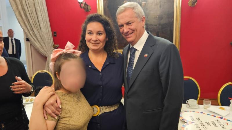 Cedida a T13: El Presidente José Antonio Kast recibió este viernes en La Moneda a la menor y a su madre