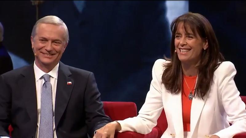 Presidente José Antonio Kast y María Pía Adriasola hablando con Don Francisco