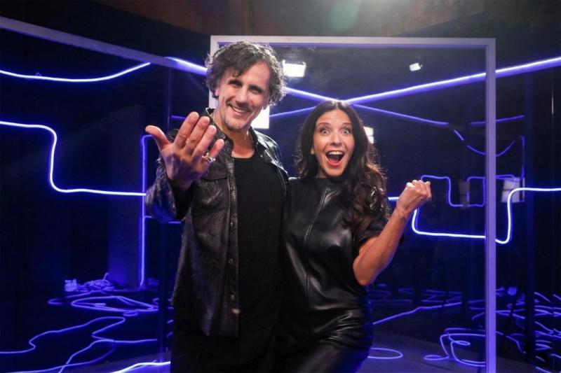 Los conductores de "Encuentros cercanos", Sergio Lagos y Karla Constant.