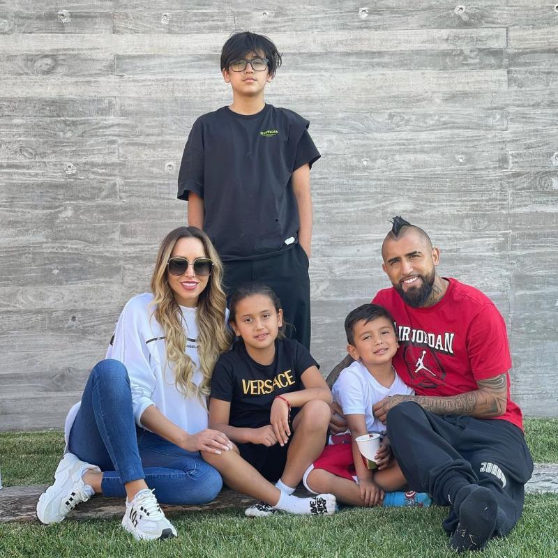 Marité Matus junto a Arturo Vidal y sus tres hijos | Instagram