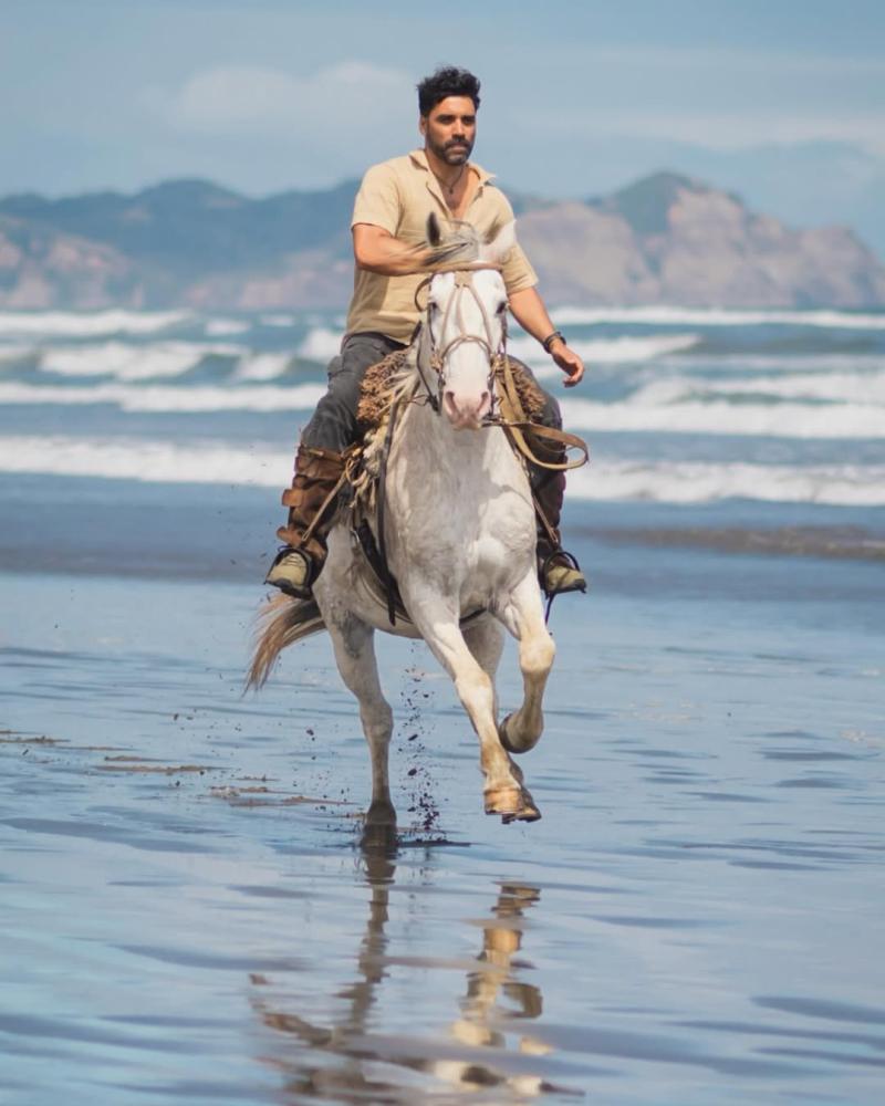 Felipe Contreras montando en un caballo en el sur de Chile.
