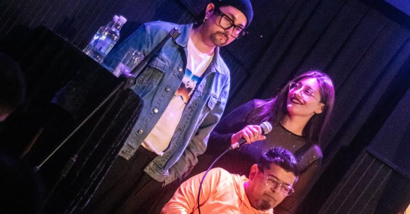 La hija de Mauricio Medina siguió los pasos del comediante / Créditos: Instagram @doblestandup