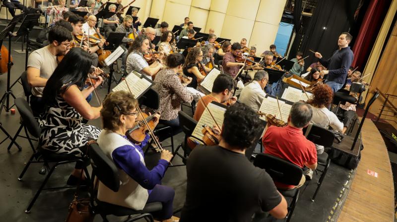 Iván López-Reynoso, destacado director mexicano, debuta en Chile con la Orquesta Sinfónica de la Universidad de Concepción.