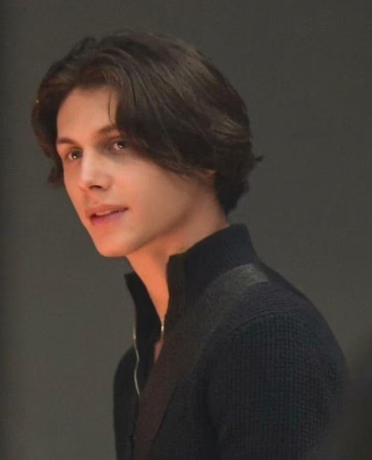 Captan al hijo mayor de Luis Miguel en el aeropuerto