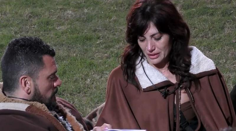 Karen Paola despidiéndose de Juan Pedro Verdier en "Mundos Opuestos".