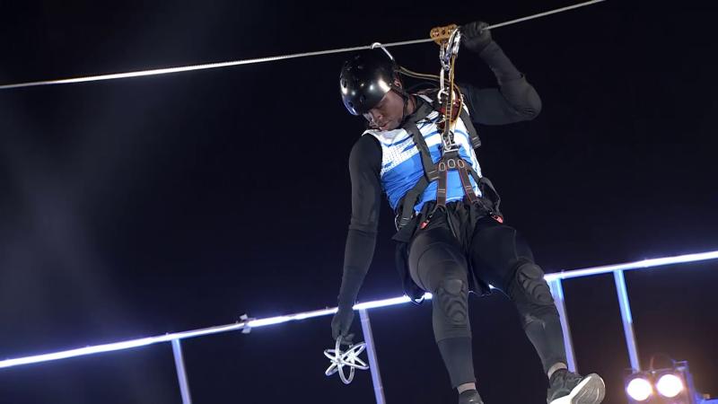 Mike Milfort en Mundos Opuestos