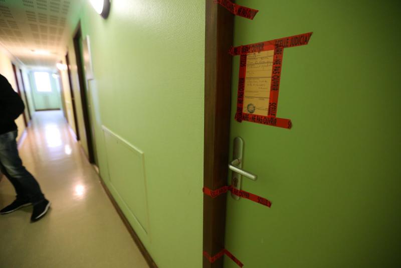 Sellos judiciales en la puerta de la habitación de Narumi | Arnaud Castagné