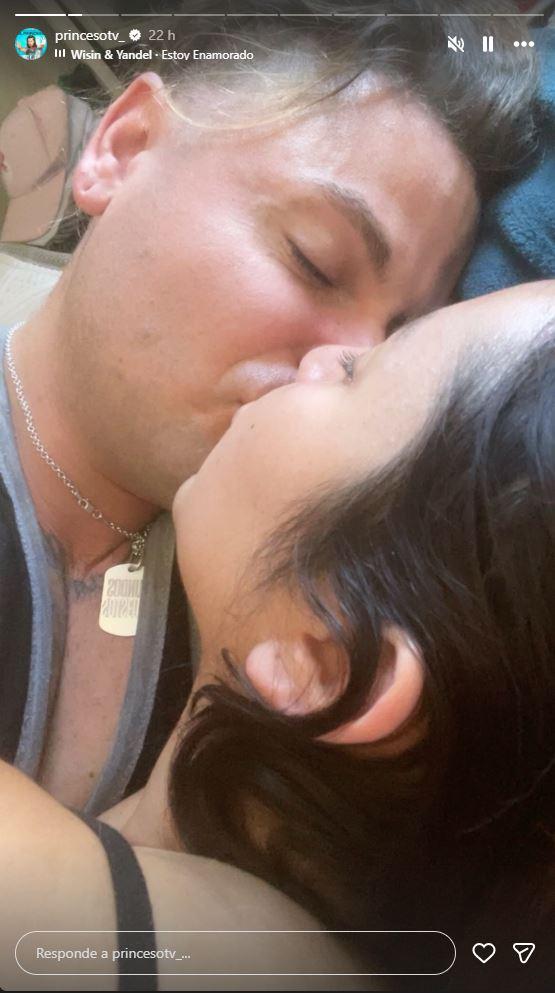 Princeso subió imágenes besándose con una mujer.