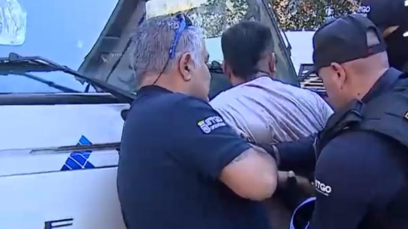 Hombre colombiano se enfrentó con guardias de Santiago y habría intentado incendiar camión